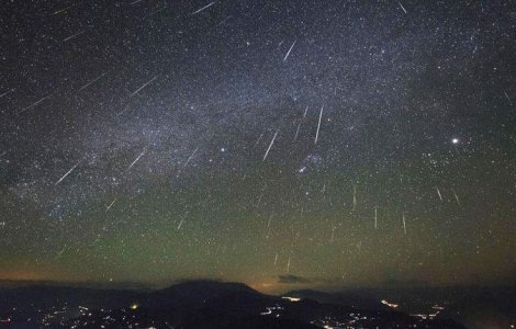 Ploaie de stele in fiecare noapte timp de o luna!