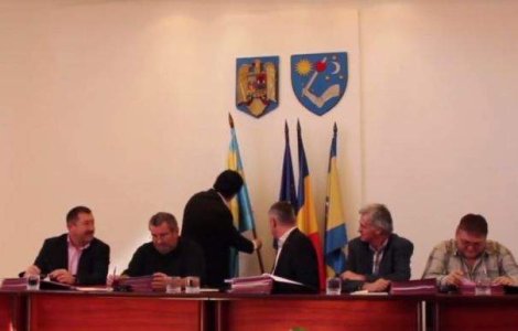 Steag secuiesc arborat in Consiliul Judetean Covasna