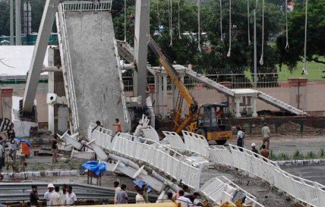 Mai multi morti in India, dupa ce s-a prabusit un pod