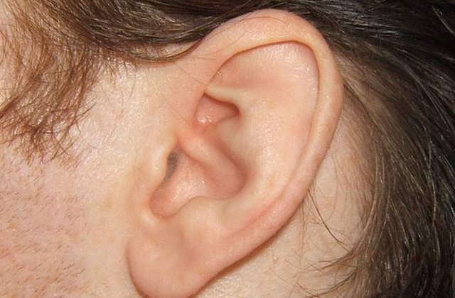 [Video] De ce sa NU mai folosesti betisoare de vata pentru a-ti curata urechile