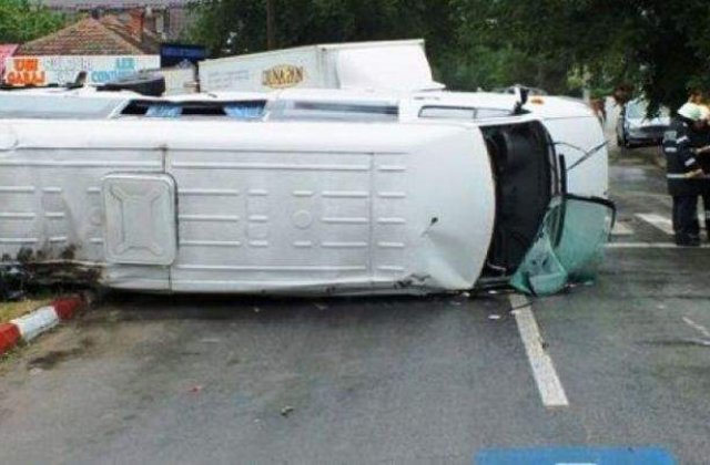 Mai multe persoane ranite in Suceava, in urma rasturnarii unui microbuz