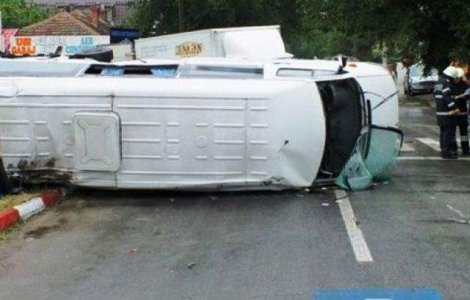Mai multe persoane ranite in Suceava, in urma rasturnarii unui microbuz