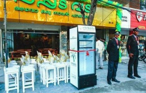  Video  Au montat un frigider cu mancare ramasa in fata restaurantului pentru oamenii flamanzi