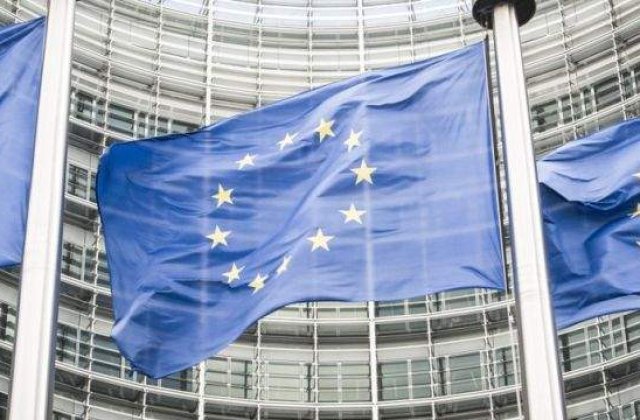 Analist valutar: Brexitul este principalul risc pentru euro, nu doar pentru lira