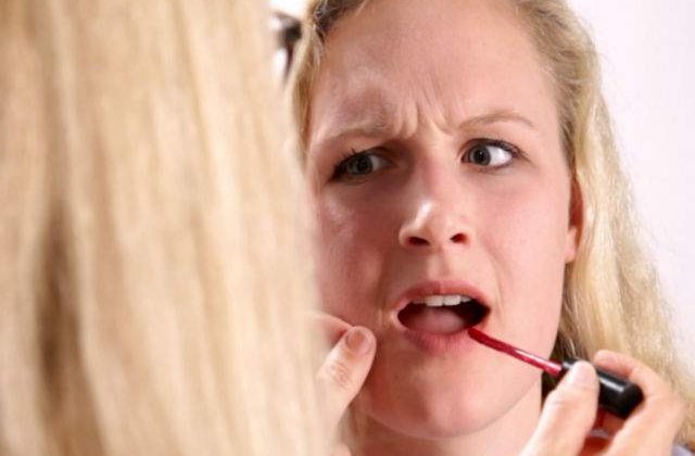 [VIDEO] Aceste tinere si-au lasat mamele sa le machieze. Rezultatul este ilar