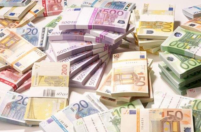 Castigul salarial mediu brut a crescut usor in februarie, la 2693 lei