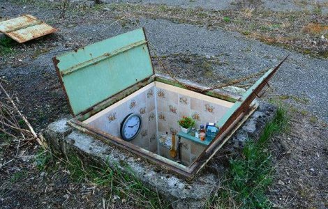 Un artist transforma gurile de vizitare din Milan in camere secrete