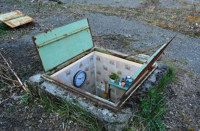 [FOTO] Un artist a transformat mai multe guri de vizitare din Milan in camere secrete pentru oamenii strazii