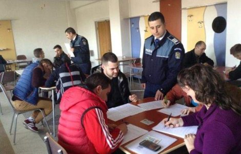 Sute de oameni au stat la coada in fata sediului Politiei Capitalei