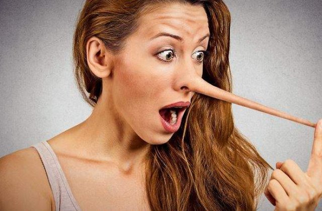 Cum iti dai seama ca esti mintit? 8 semne nonverbale care ii dau de gol