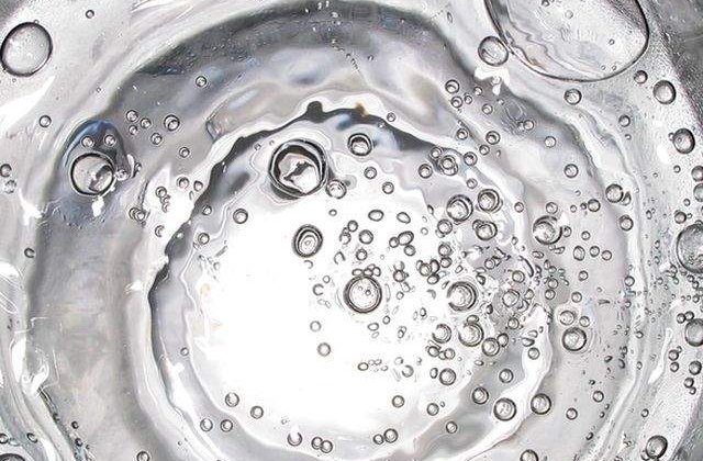 Efectele apei minerale asupra sanatatii: beneficii si dezavantaje