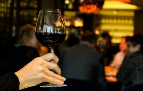 Romanii de pe ambele maluri ale Prutului isi trimit mesaje pe sticle de vin. Cum se unesc Romania si Republica Moldova
