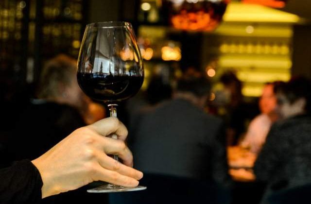 Romanii de pe ambele maluri ale Prutului isi trimit mesaje pe sticle de vin. Cum se unesc Romania si Republica Moldova