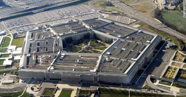 Un soldat si-a impuscat comandantul, apoi s-a sinucis