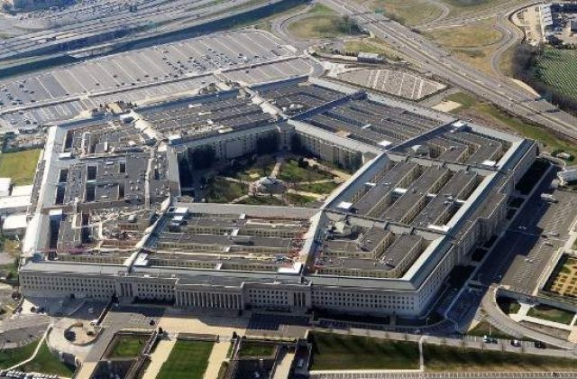 Un soldat si-a impuscat comandantul, apoi s-a sinucis