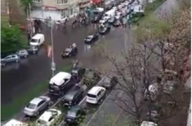 Presedintele pleaca in weekend cu coloana oficiala. Iohannis a fost huiduit si claxonat pentru blocarea traficului