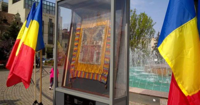 Drapelul de lupta a lui Avram Iancu, expus intr-o vitrina din sticla