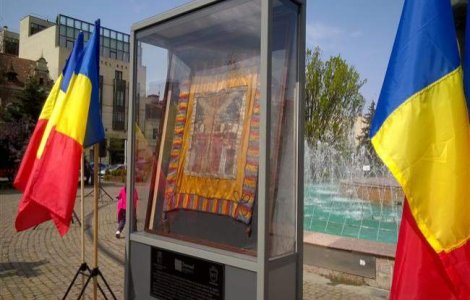 Drapelul de lupta a lui Avram Iancu, expus intr-o vitrina din sticla in Cluj-Napoca
