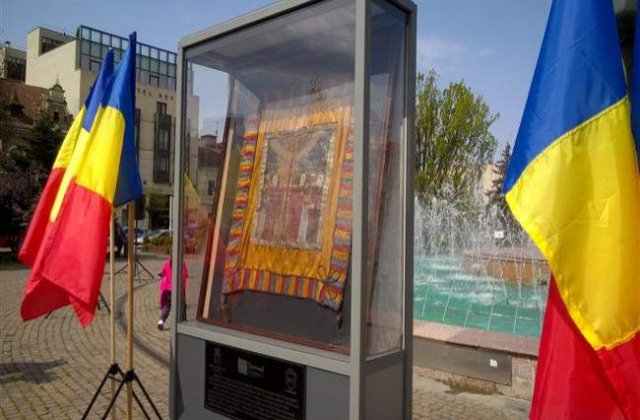 Drapelul de lupta a lui Avram Iancu, expus intr-o vitrina din sticla in Cluj-Napoca