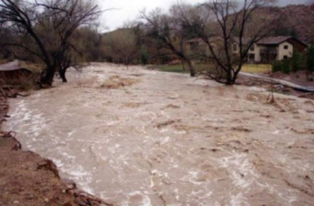 Inundatii de proportii in Arad. Au intervenit pompierii de la ISU