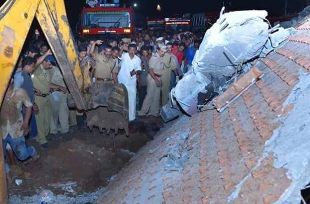 Tragedie in India. Cel putin 100 de persoane au murit