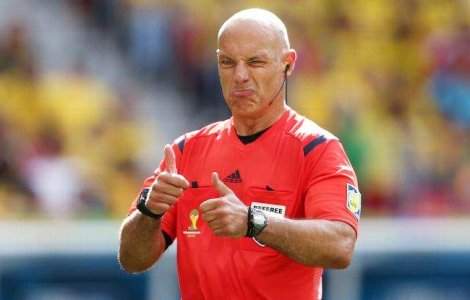 Arbitrul n-a vrut sa inceapa un meci pana cand portarul nu s-a tuns