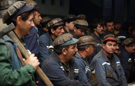 60 de mineri au pornit catre Bucuresti, intr-un mars de protest