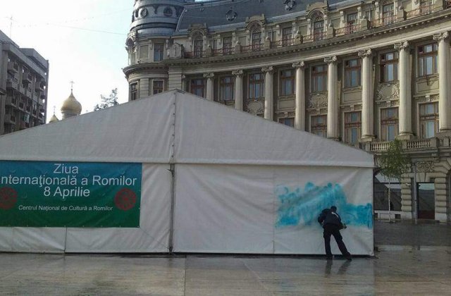 Trei tineri au fost arestati pentru vandalizarea cortului romilor, din Piata Universitatii