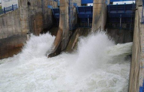 Apele Oltului au inundat o portiune dintr-un drum national