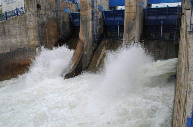 Apele Oltului au inundat o portiune dintr-un drum national