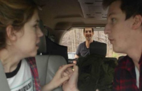  Video  Acesti frati si-au convins sora abia trezita din anestezie ca a inceput apocalipsa zombie