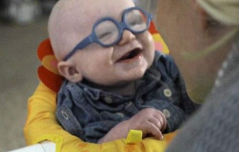 Acest bebelus isi vede mama pentru prima data. Uite cum reactioneaza