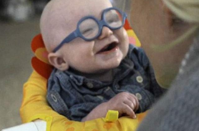 [VIDEO] Acest bebelus isi vede mama pentru prima data. Reactia lui iti va topi inima