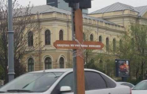 Parchetul Capitalei investigheaza cazul crucilor anti-moschee