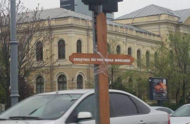 Parchetul Capitalei investigheaza cazul crucilor anti-moschee