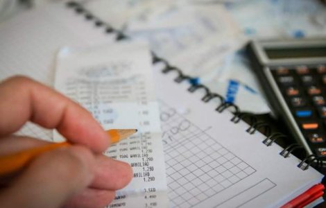 Romanii platesc o mare parte din veniturile lor pe intretinere. Ce poti face in aceasta perioada pentru a reduce costurile