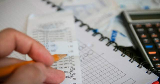 Romanii platesc o mare parte din veniturile lor pe intretinere. Ce poti face in aceasta perioada pentru a reduce costurile