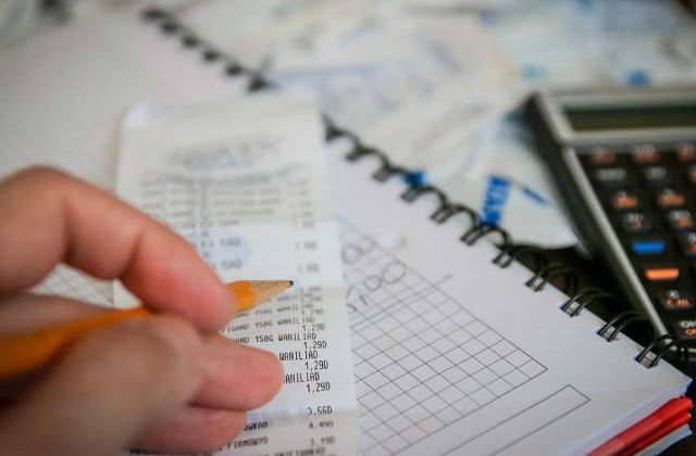 Romanii platesc o mare parte din veniturile lor pe intretinere. Ce poti face in aceasta perioada pentru a reduce costurile