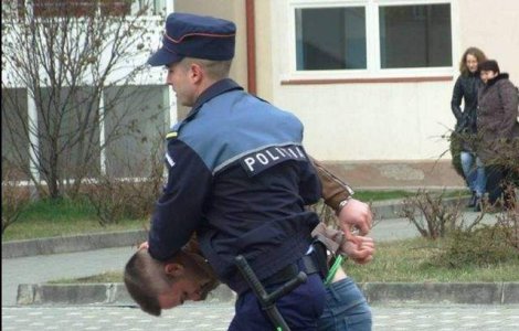 Membrii ai clanului "Duduianu", ridicati pentru santaj si camatarie