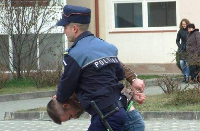 Membrii ai clanului "Duduianu", ridicati pentru santaj si camatarie