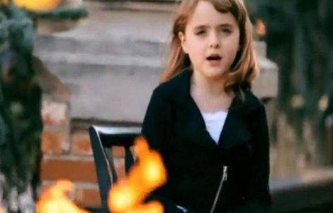  Video  Are doar 10 ani, dar canta la fel de bine ca Adele
