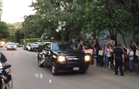  Video  Coloana oficiala americana ,,atacata" cu bancnote de 1 dolar