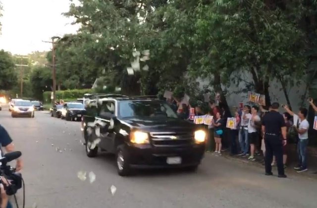 [VIDEO] Coloana oficiala americana ,,atacata" cu bancnote de 1 dolar