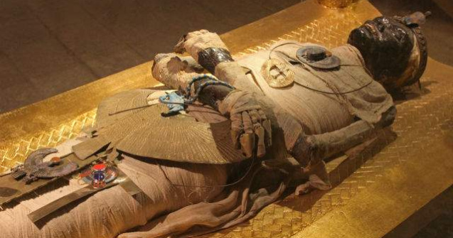 O mumie veche de 1500 ani pare sa fie incaltata cu adidasi