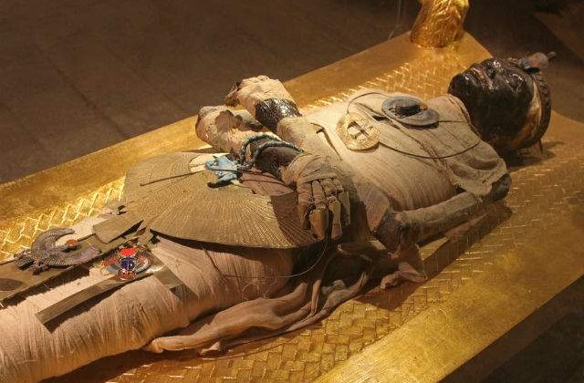 Calator in timp? O mumie veche de 1500 ani pare sa fie incaltata cu adidasi