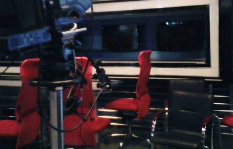 Protest spontan la TVR! Sute de angajati au iesit in curte