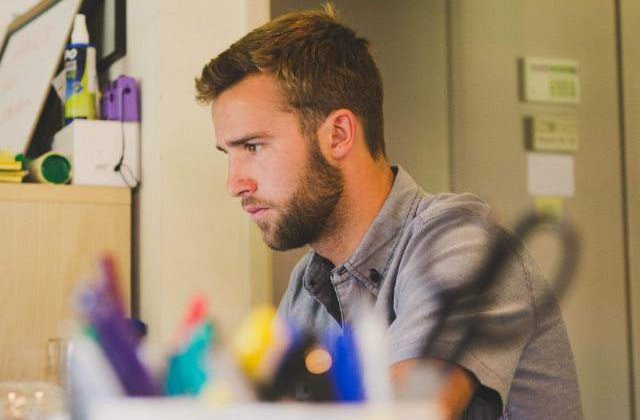 Tinerii isi schimba locul de munca o data la doi ani. 3 motive care ii determina sa-si paraseasca jobul