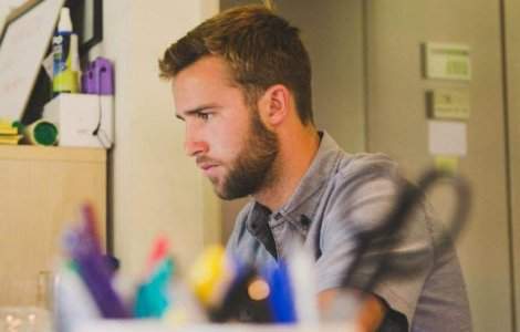 Tinerii isi schimba locul de munca o data la doi ani. 3 motive care ii determina sa-si paraseasca jobul