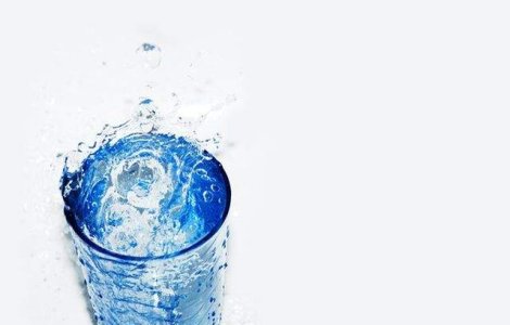  Top  Apa minerala versus apa plata: efectele asupra sanatatii