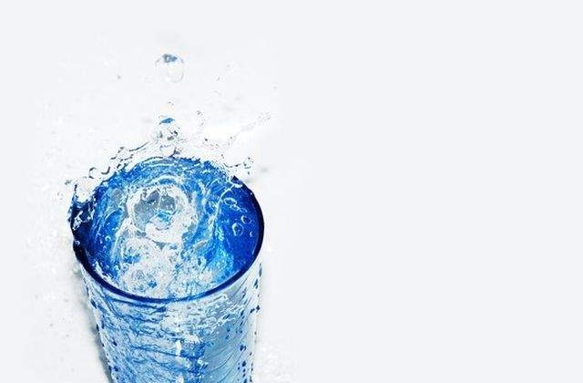 Din secretele unui stil de viata sanatos: Cand sa consumi apa plata si cand apa minerala?